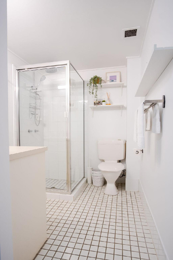 Bathroom 2, Peaceful River Front Escape Short walk to Ocean St, Maroochy - Maroochydore