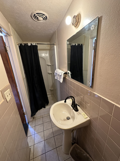Bathroom 5, Crestview Motel Inc, Tazewell