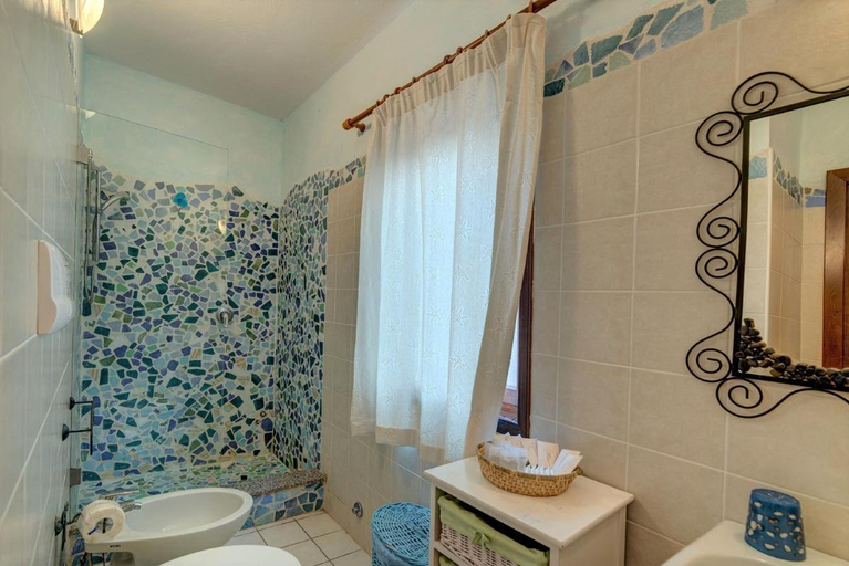 Bathroom 3, fantastico Baia de Bahas Residence two Bedroom sleeps six num0901, Olbia-Tempio
