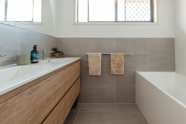 Bathroom 2, Roderick Beach House Pet Friendly, Caloundra - Caloundra N.