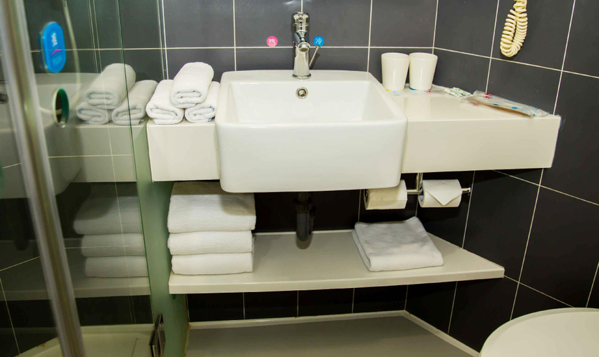 Bathroom 3, Hanting Hotel (Yantai Railway Station), Yantai