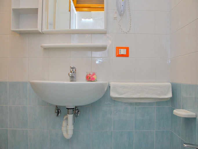 Bathroom, Apartment For 4 People near the beach - By Beahost Rentals, Venezia