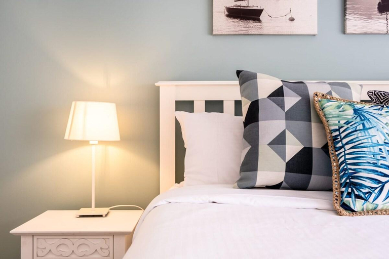 Bedroom 1, Peaceful River Front Escape Short walk to Ocean St, Maroochy - Maroochydore