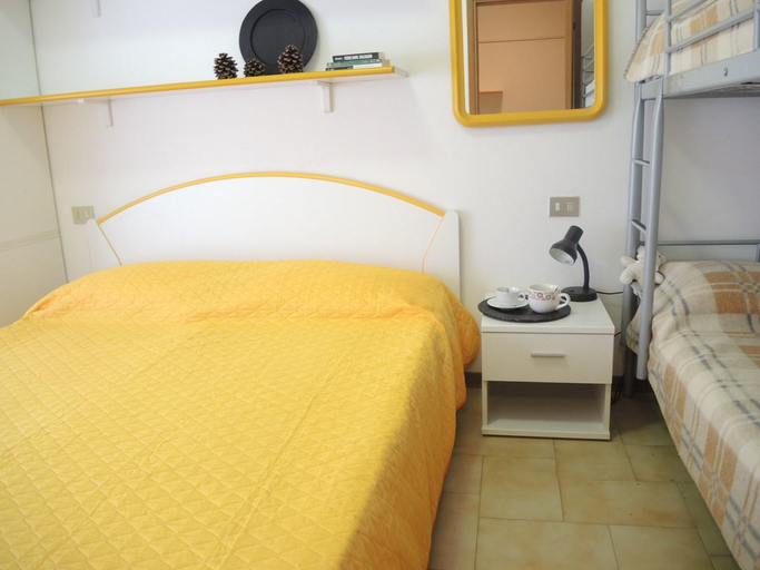Bedroom 2, Beautiful apartment with terrace and swimming pool in Bibione, Venezia