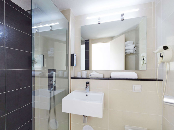 Bathroom 4, Kyriad Meaux, Seine-et-Marne