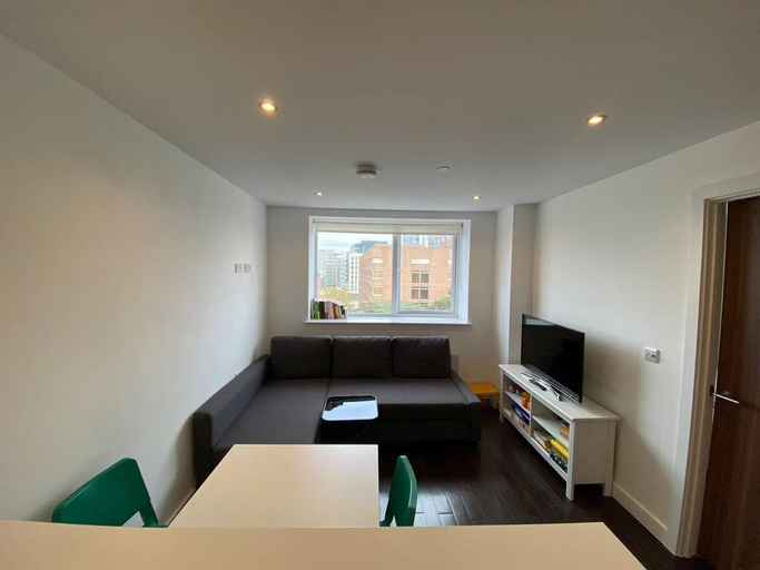 Others 5, Modern 1+1 flat next to Sutton train station, London