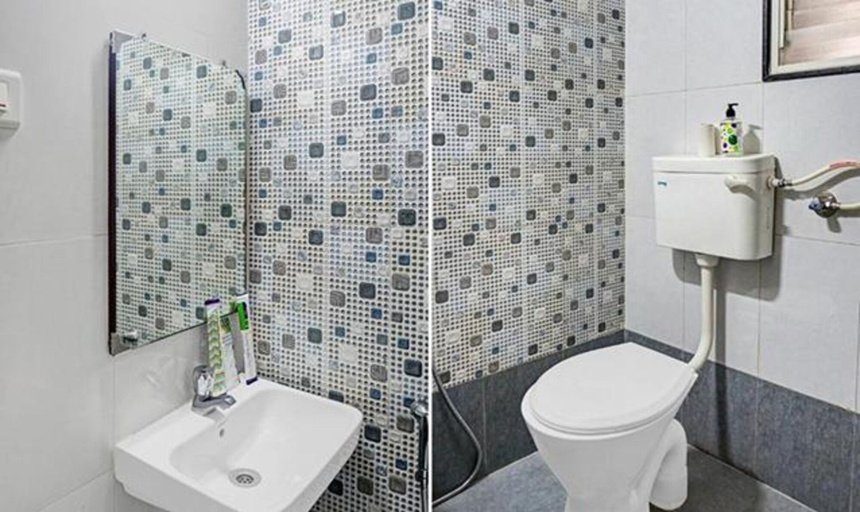 Bathroom, Fabhotel Prime Finesse, Pune