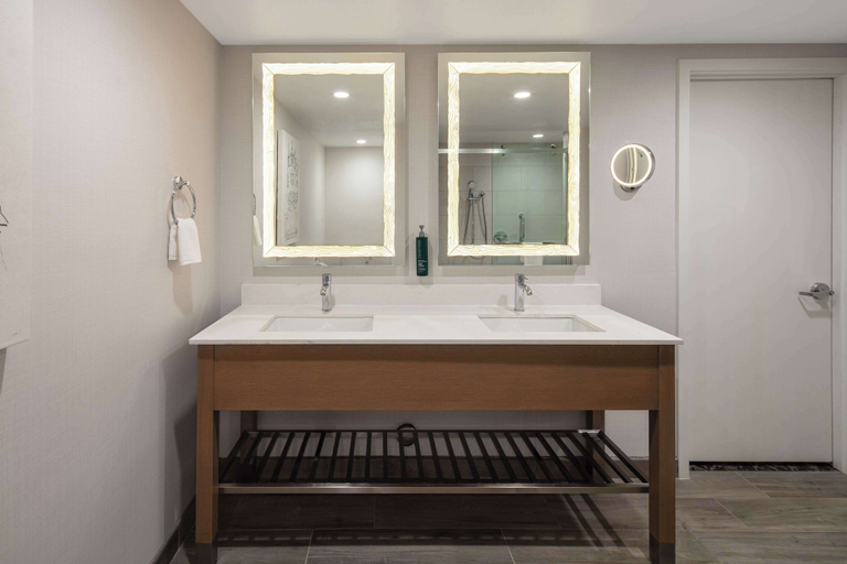Bathroom 5, DoubleTree by Hilton Sacramento, Sacramento
