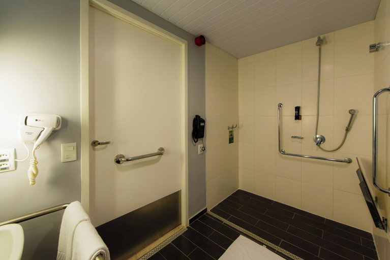 Bathroom 3, Ibis Guaratinguetá Aparecida, Guararapes