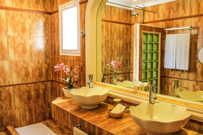 Bathroom 5, Breakfast At Monaco, Malay