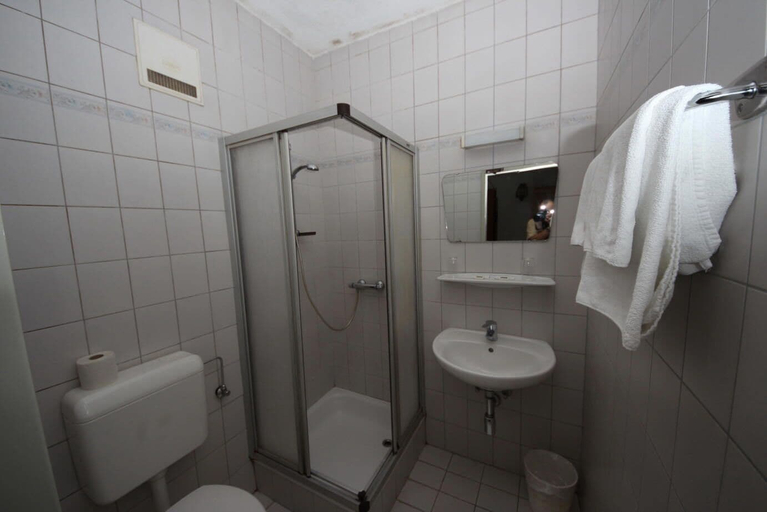 Bathroom 3, Hotel Kleinmünchen, Linz