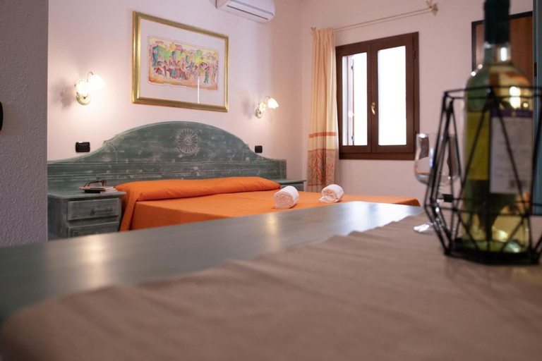 Bedroom 2, Idyllic Residence Cala Viola Studio sleeps 2, Nuoro