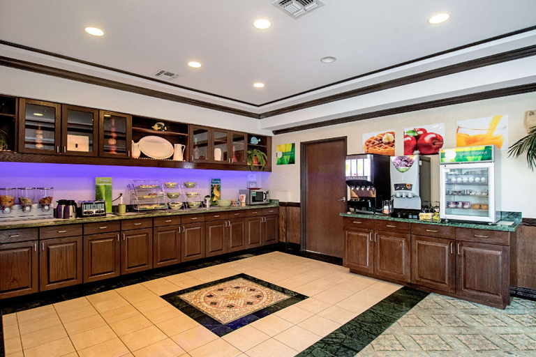 Food & Drinks 4, Quality Inn & Suites Robstown, Nueces