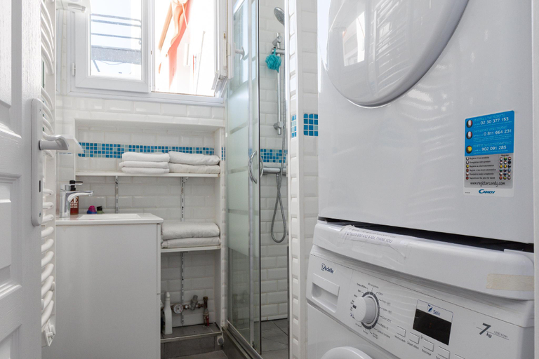 Bathroom 3, Eiffel Tower view terrace Saint Germain des Pres, Paris