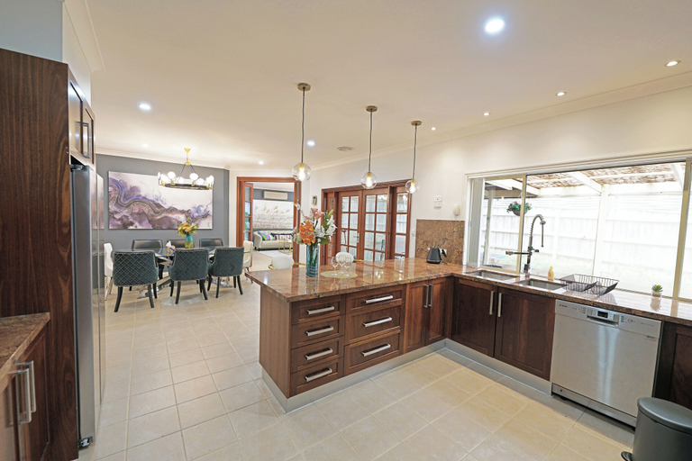 Food & Drinks, Hallam 5BRM Rental Entire House, Casey - Hallam