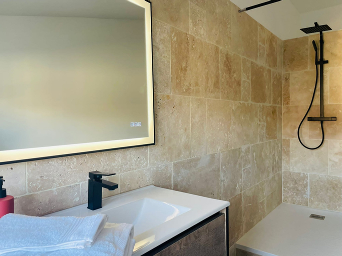 Bedroom 5, 7 Rue Cherche Midi, Charente