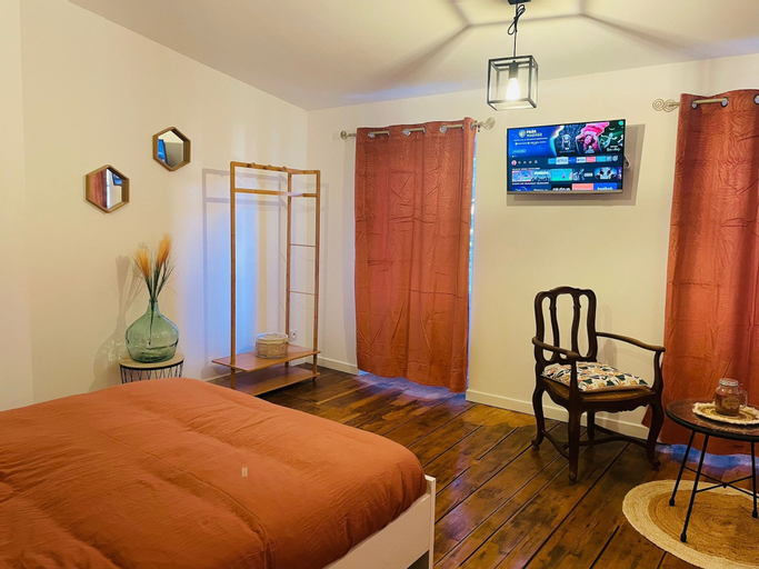 Bedroom 4, 7 Rue Cherche Midi, Charente