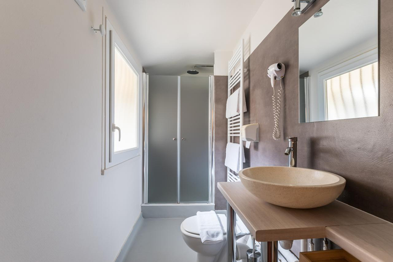 Bathroom, Logis Hôtel Lafayette, Charente-Maritime