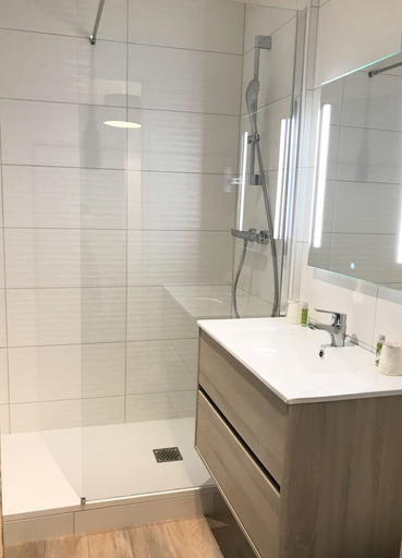 Bathroom 4, Boutique Hôtel d’Orbigny, Charente-Maritime