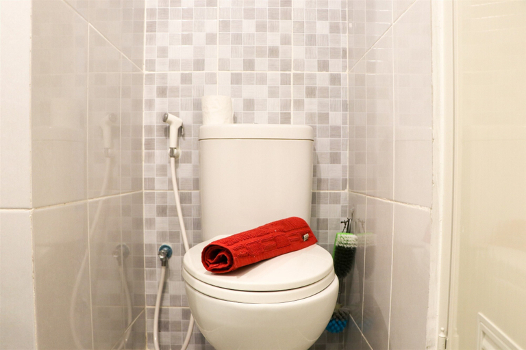 Bathroom 2, Affordable Price And Homey Studio Tokyo Riverside Pik 2 Apartment, Tangerang