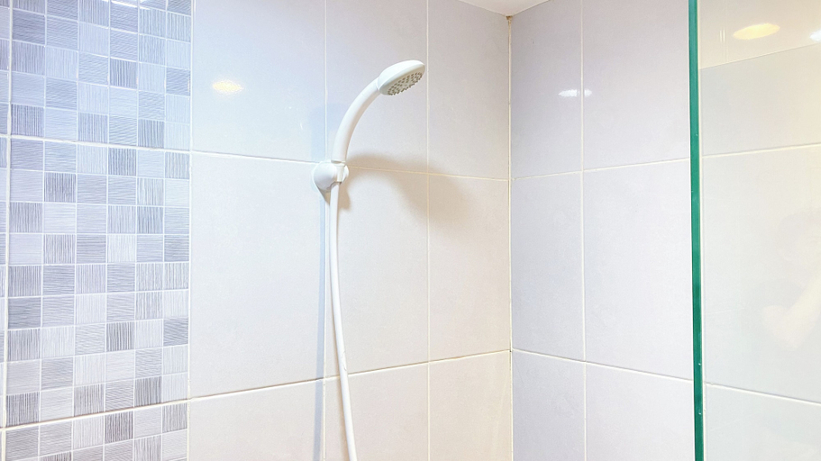 Bathroom 3, Homey 2Br At Tokyo Riverside Pik 2 Apartment, Tangerang