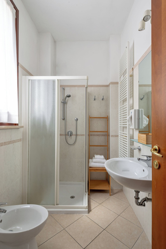 Bathroom 5, Hotel Mantegna Stazione , Mantegna Hotels, Mantua