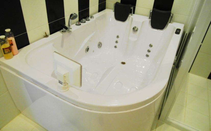 Bathroom 4, Tara Suites, Westlands