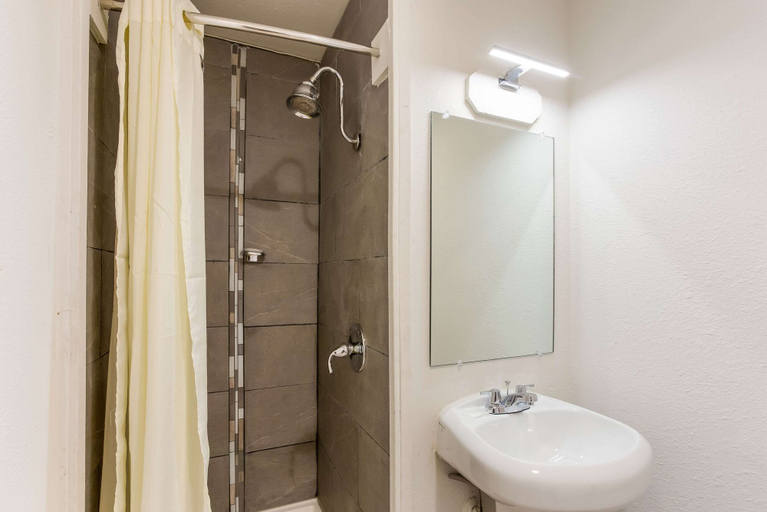 Bathroom 4, Rodeway Inn Berryville, Carroll