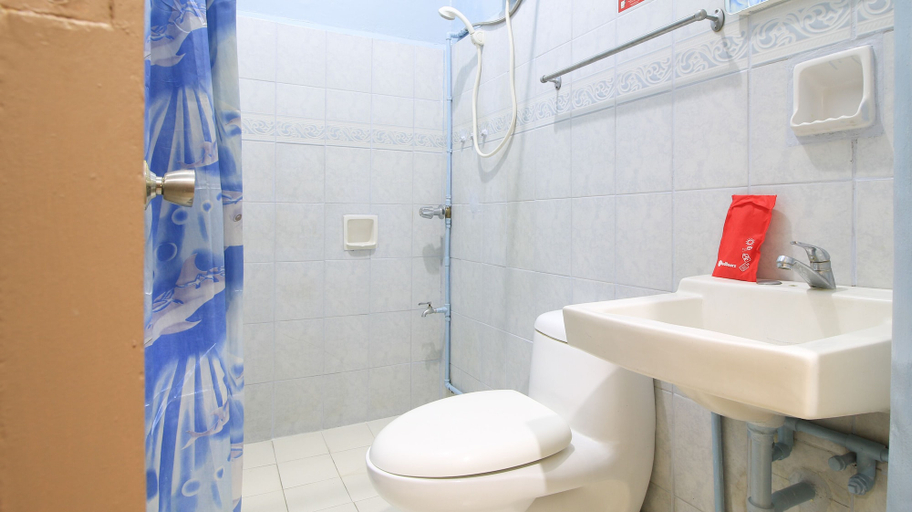 Bathroom 4, RedDoorz @ Bankal Lapulapu, Lapu-Lapu City
