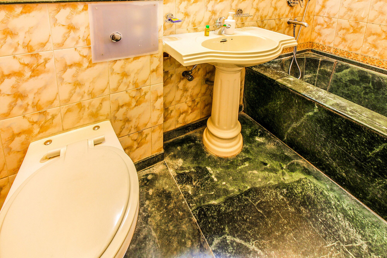 Bathroom 4, Fabhotel Sahar Garden, Mumbai Suburban