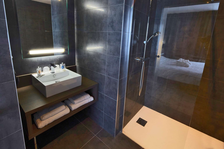 Bathroom 4, Kyriad Troyes Centre, Aube