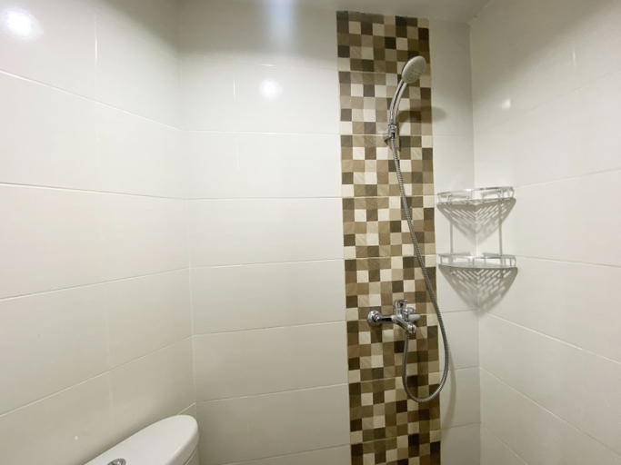 Bathroom 4, Minimalist and Homey Studio The Alton Apartment By Travelio, Semarang