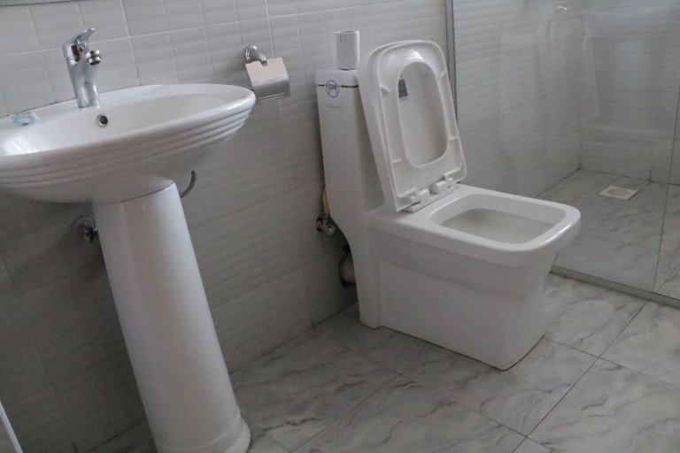 Bathroom 3, Paraiso Gardens Hotel, Makueni