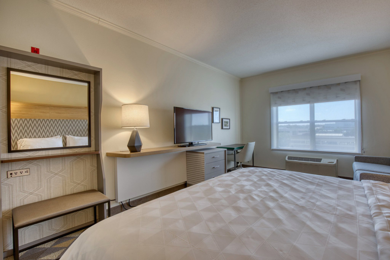 Bedroom 2, Holiday Inn & Suites MADISON WEST - MIDDLETON by IHG, Dane
