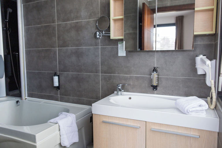 Bathroom 3, Zenitude Swiss Apparthotels, Ain