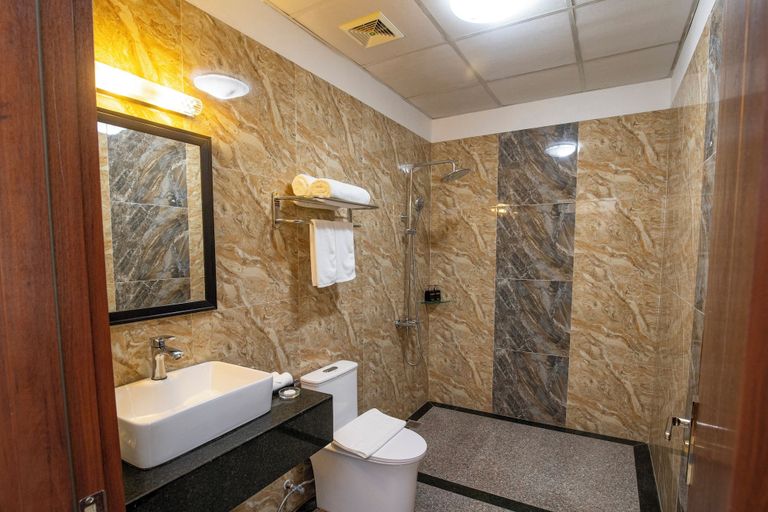 Bathroom 4, Sea Front Hotel, Da Nang
