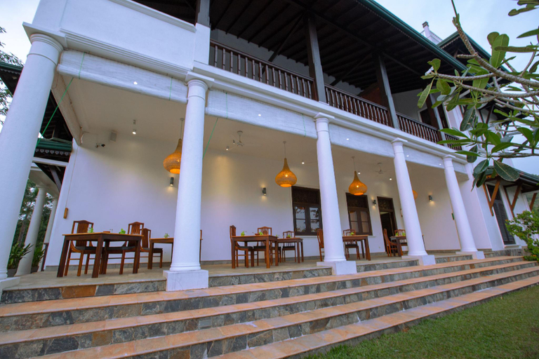 Food & Drinks 5, Niyagama House, Akmeemana