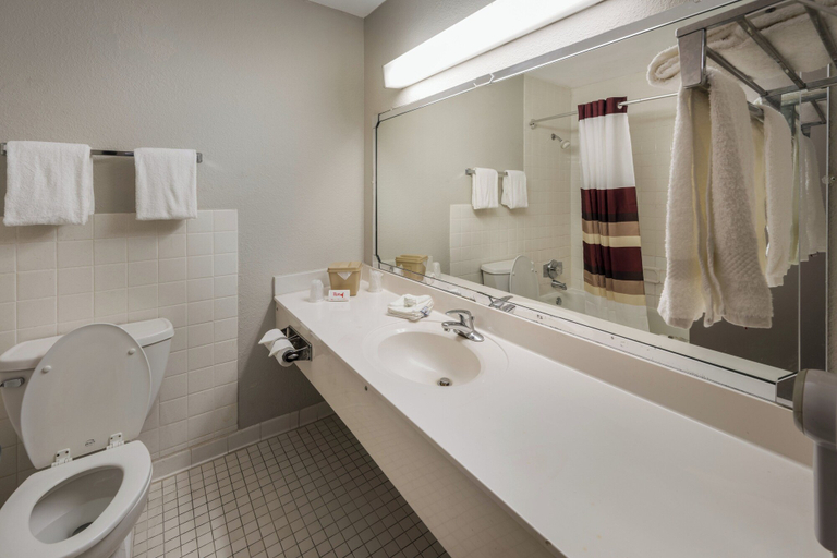 Bathroom 4, Red Roof Inn Dumfries - Quantico, Prince William
