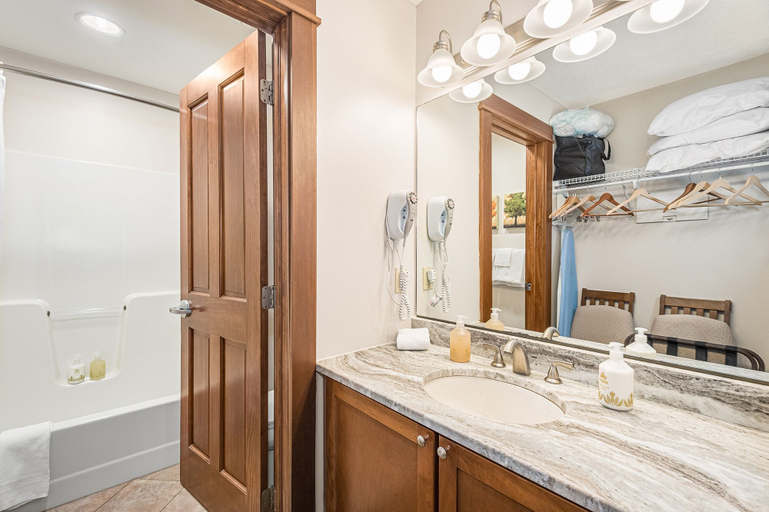 Bathroom 3, Suites at Silver Tree A123, Garrett