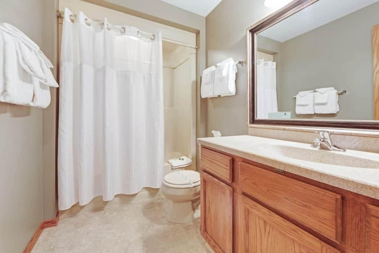 Bathroom 3, Chanticleer Inn, Vilas
