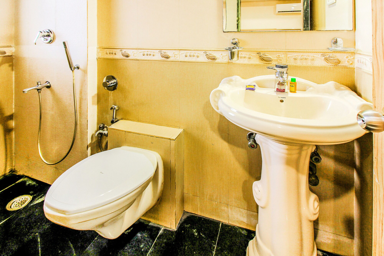 Bathroom 4, Fabhotel Sahar Garden, Mumbai Suburban