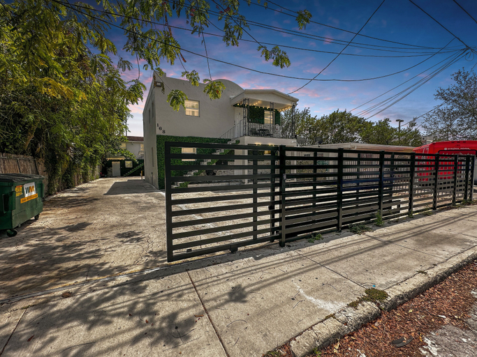 Exterior & Views 2, Jungle Getaway Wynwood Massage shower BBQ Patio, Miami-Dade