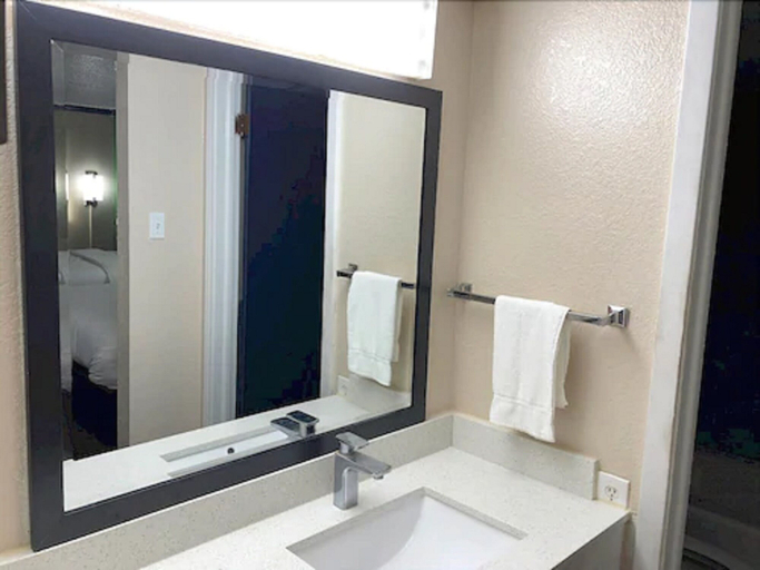 Bathroom, Travelers Inn & Suites, Wharton
