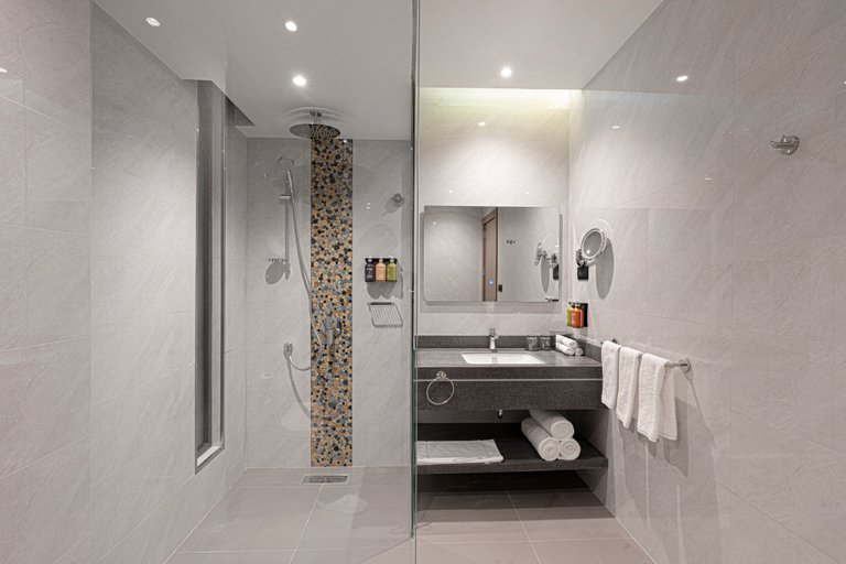 Bathroom 5, Holiday Inn RIYADH THE BUSINESS DISTRICT by IHG, Riyadh