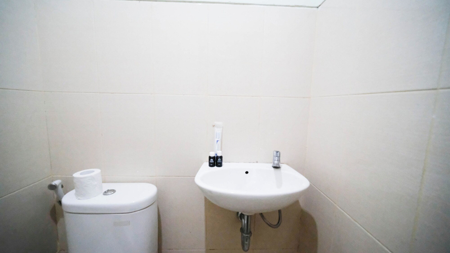Bathroom 3, Comfy And Homey 2Br At Bale Hinggil Apartment, Surabaya