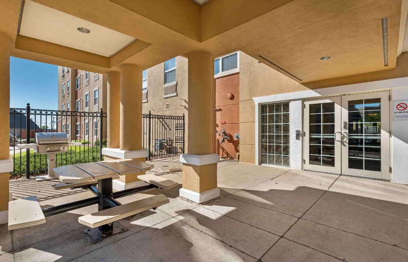 Exterior & Views 28