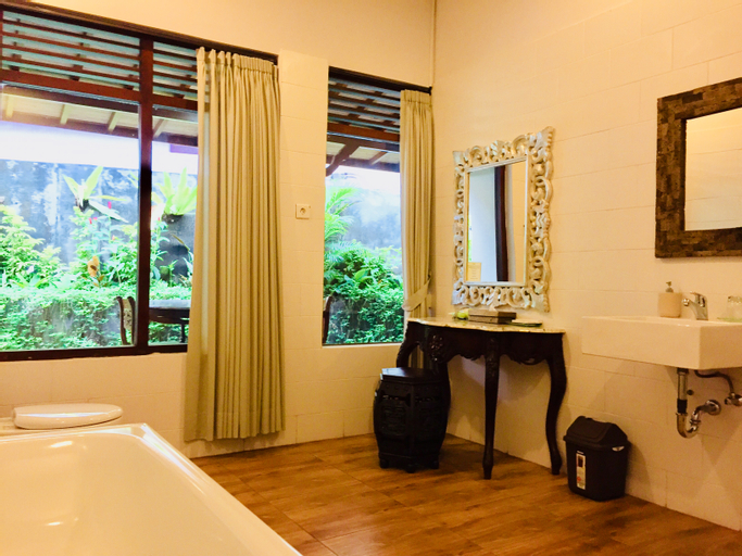 Bathroom 11