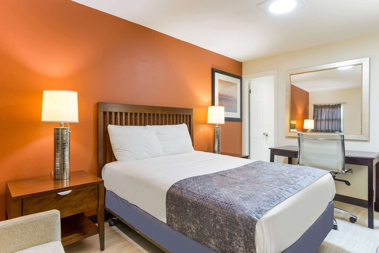 Bedroom 3, Rodeway Inn Berryville, Carroll