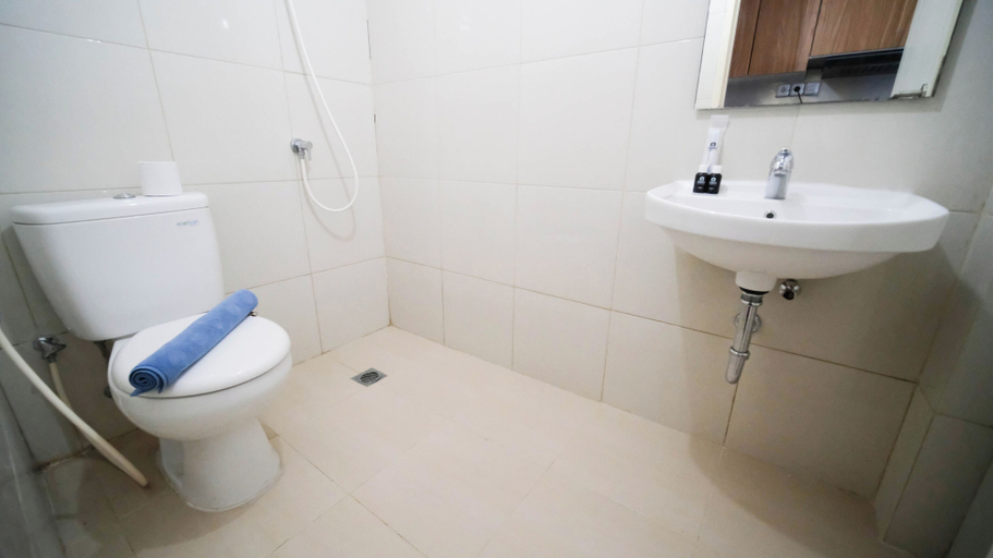 Bathroom 5, Nice And Comfy Studio At Orchard Supermall Mansion Apartment, Surabaya