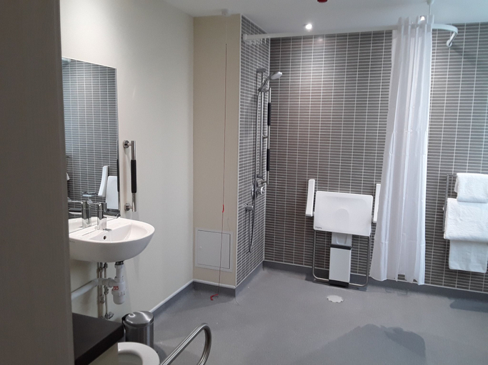Bathroom 4, Holiday Inn LEEDS - WAKEFIELD M1, JCT.40 by IHG, Wakefield